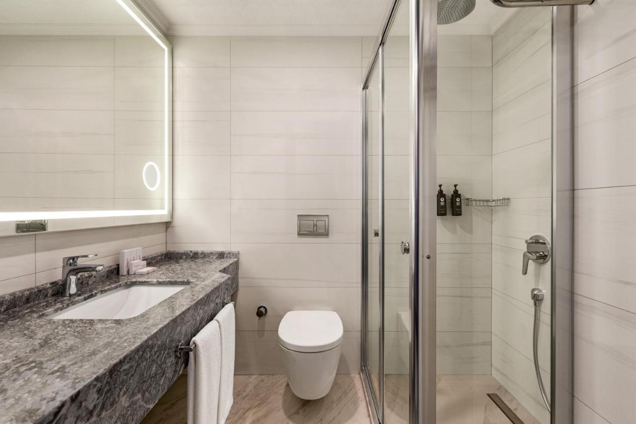 Ramada By Wyndham Istanbul Umraniye Hotell Exteriör bild