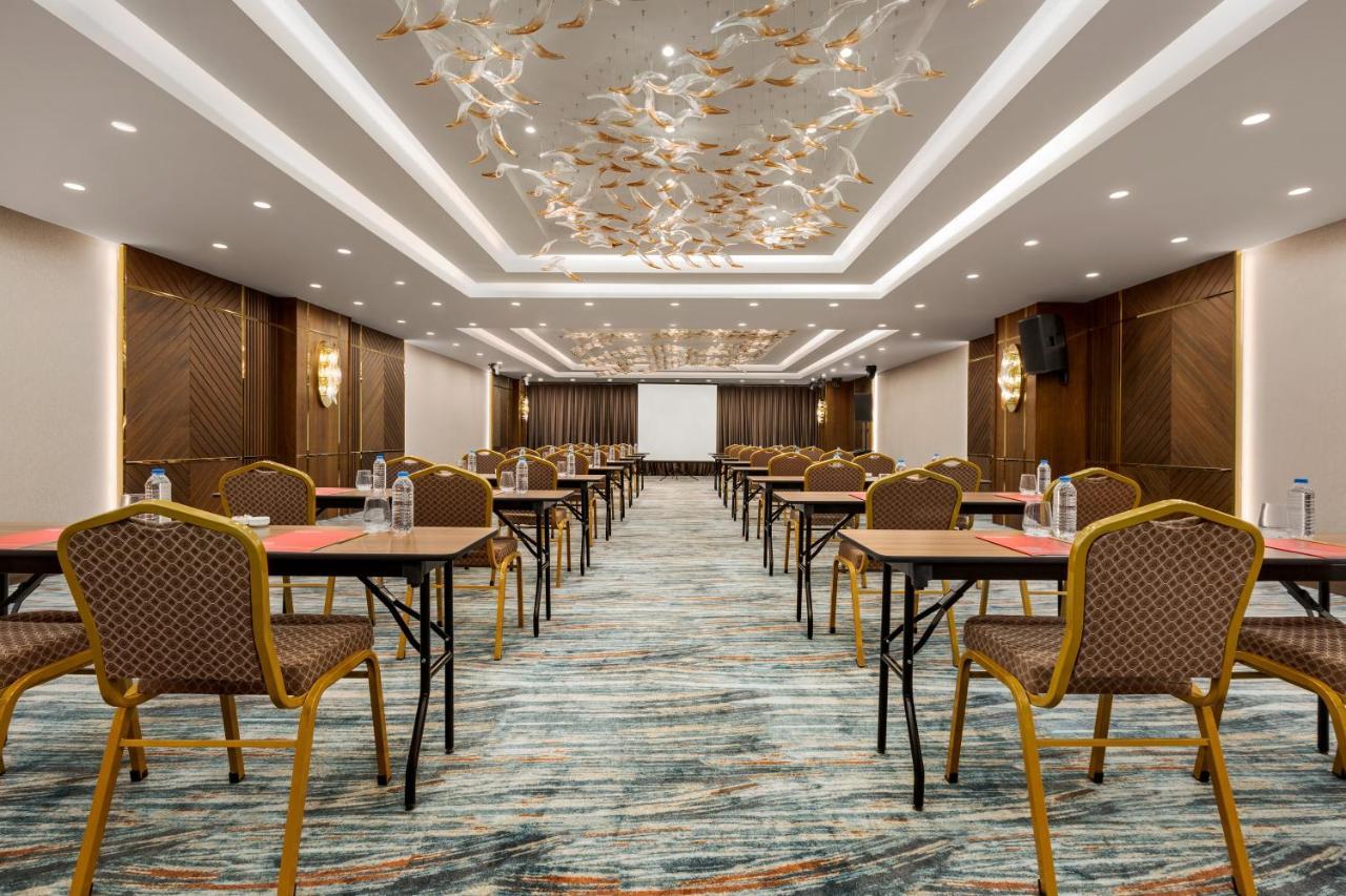 Ramada By Wyndham Istanbul Umraniye Hotell Exteriör bild