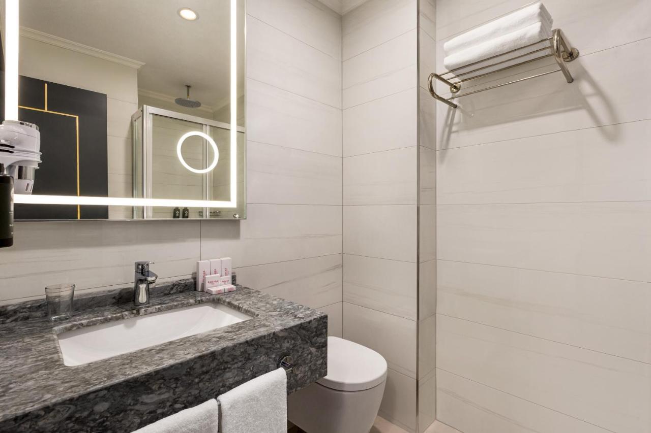 Ramada By Wyndham Istanbul Umraniye Hotell Exteriör bild